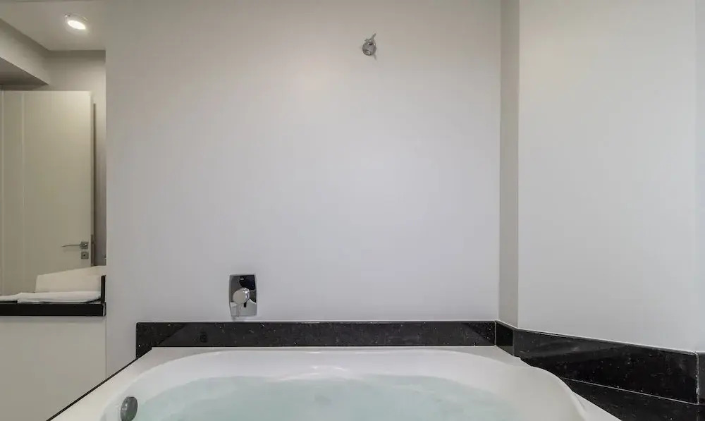 Apartment with bathtub near the beach YVD1301