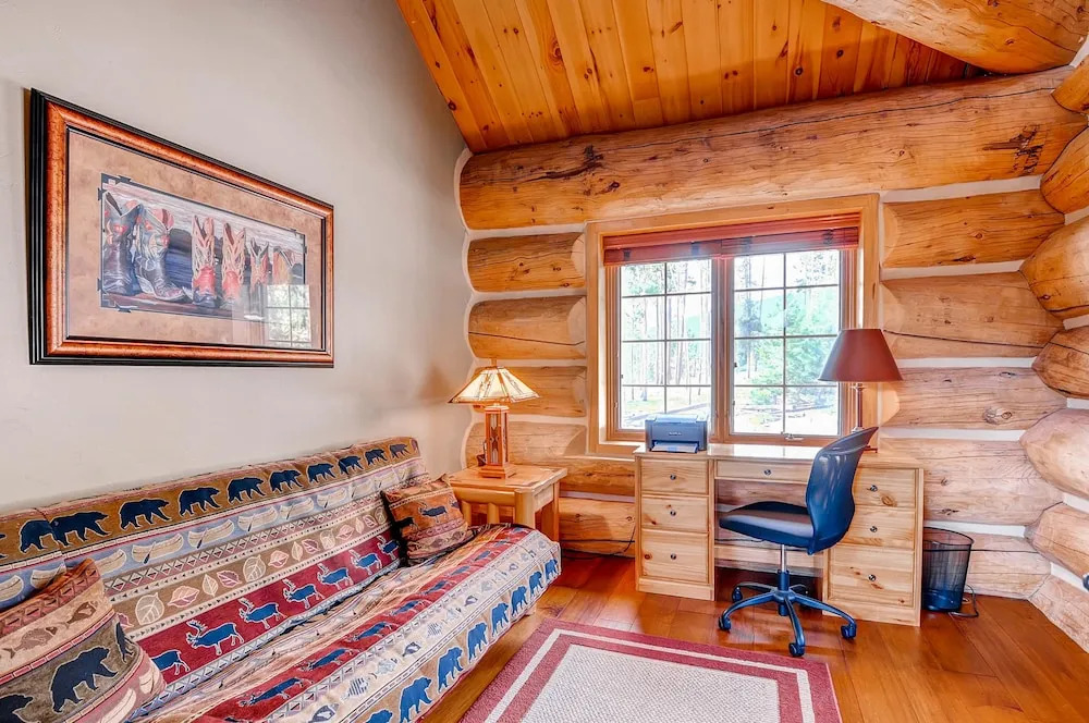 4br Log  W/ Hot Tub, Sauna & Chef's Kitchen 4 Bedroom Home