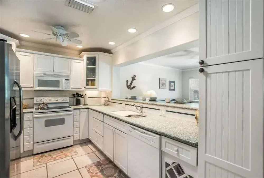 Debby's Place 3 Bedroom Home by RedAwning