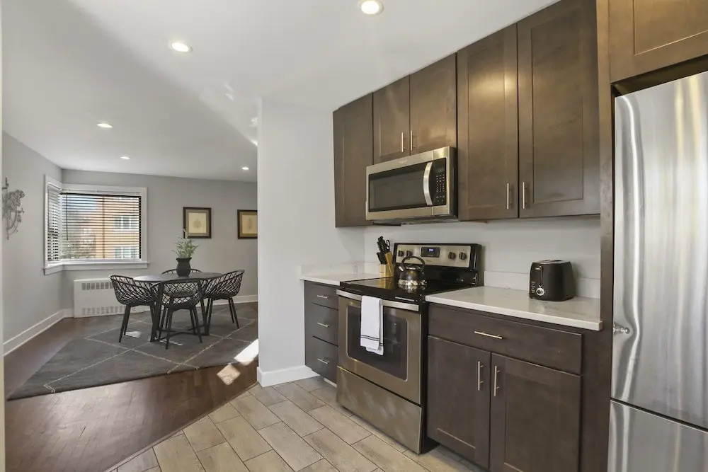 2BR Rogers Park Apt in Sheridan