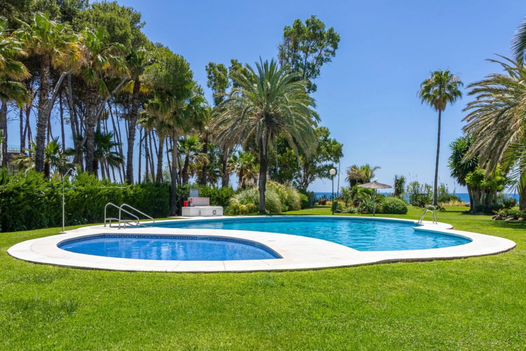 BEACHFRONT Spacious House with Pools, Bathtubs, Garden, Sea View