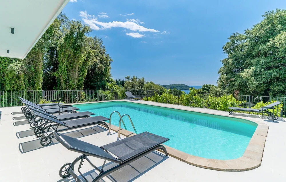 Beautiful Home in Molunat With Wifi and 8 Bedrooms