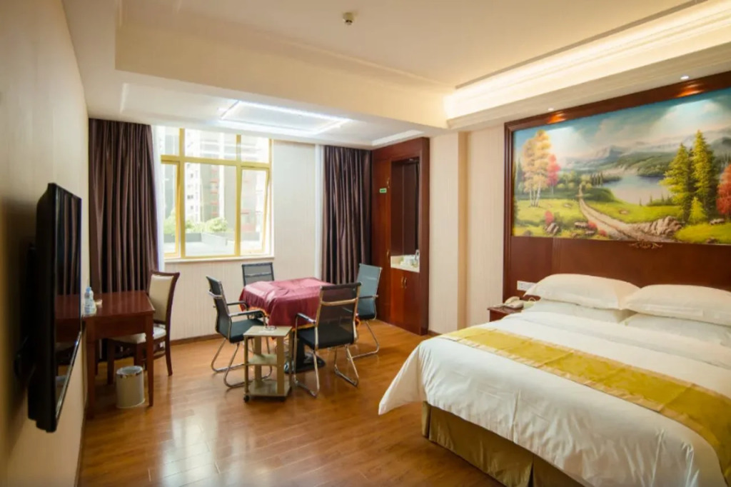Vienna Hotel (Huizhou Zhonghai Waterfront City Branch