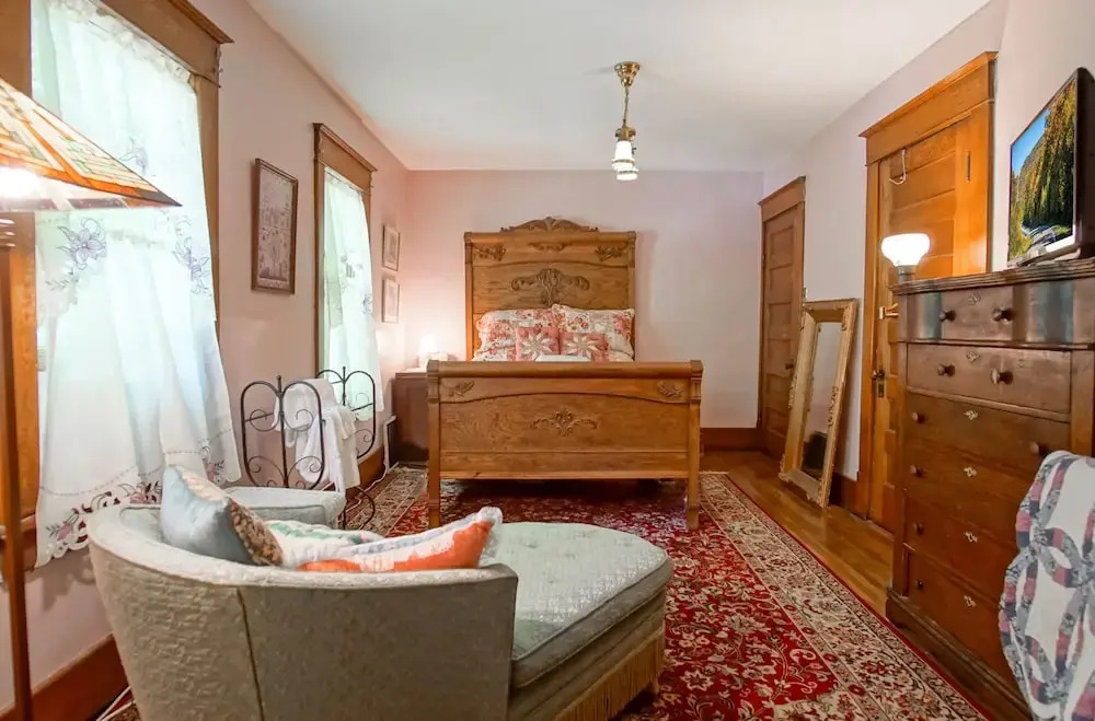 5 Br: Historic Glaab House in Cass, With AC, Amazing Kitchen, Covered Porches, Historical Landmark