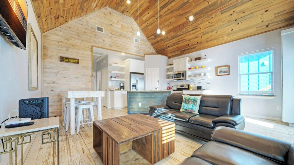 Sleeps 84, 9 Homes Private Boat Dock, Waterfront Pool, Views Laguna Village