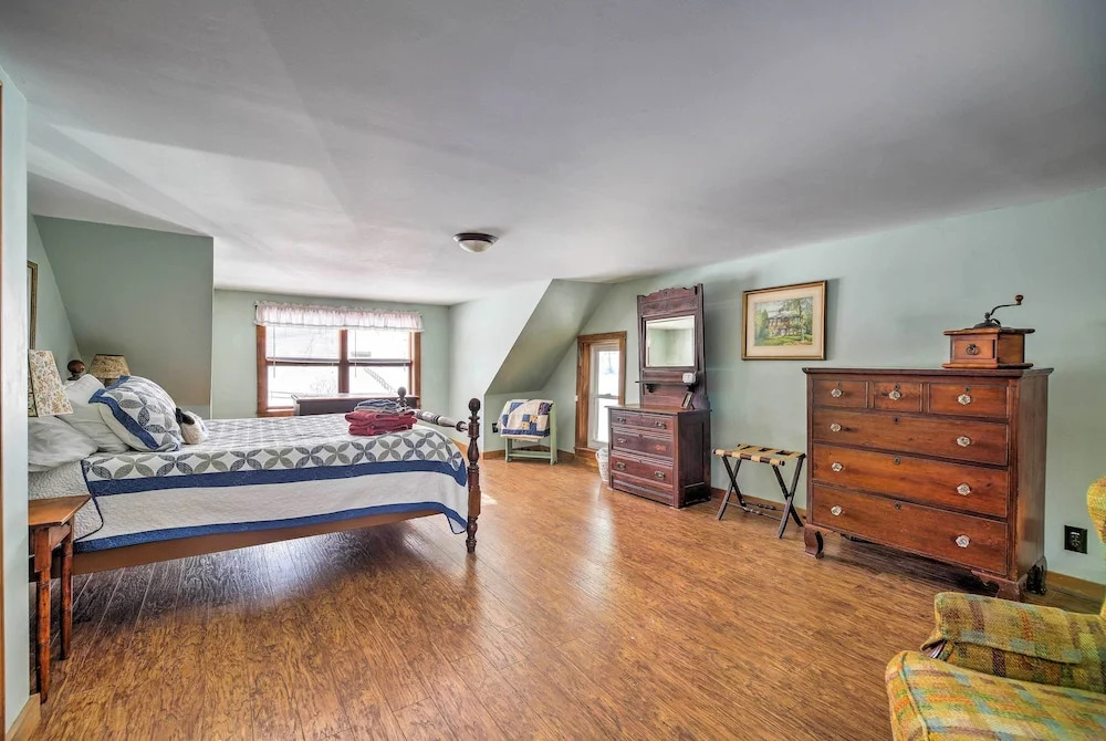 Chester Farmhouse on 100 Acres, 15 Min to Okemo!