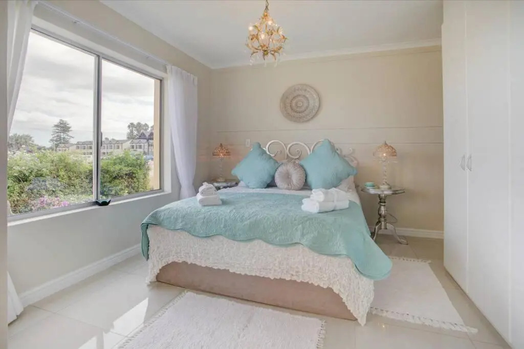 L`Azur : Elegant Apartment with Sea View
