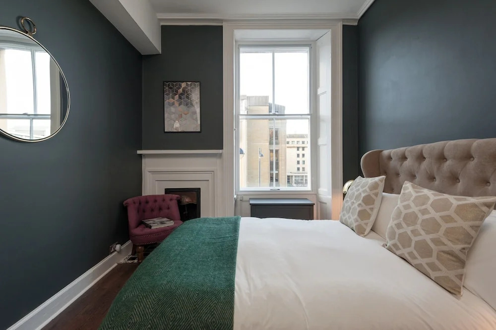1 Bedroom Apartment In The West End