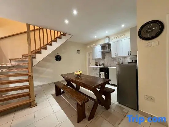 Luxury Lakeview flat 8 mins from Speke Resort