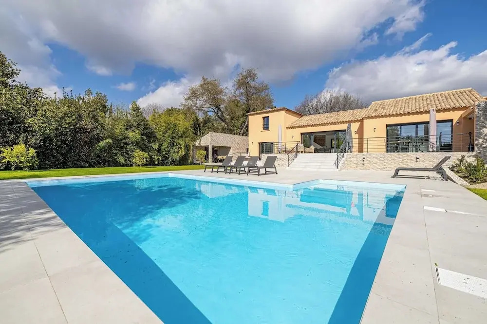 Modern Villa with Heated Pool and Garden