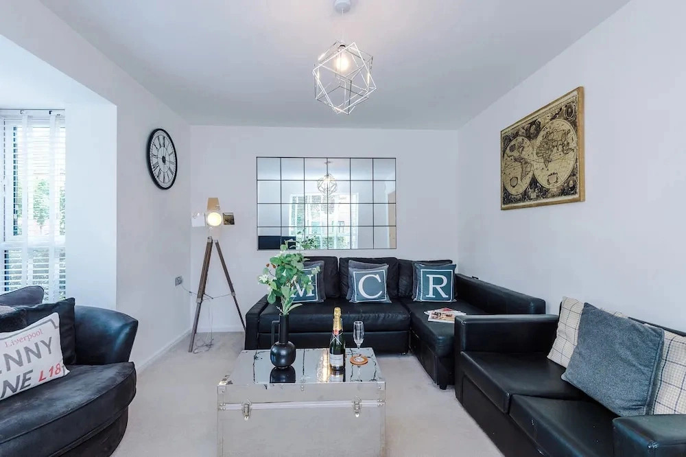 Perfect Riverside Home in Manchester Free Parking