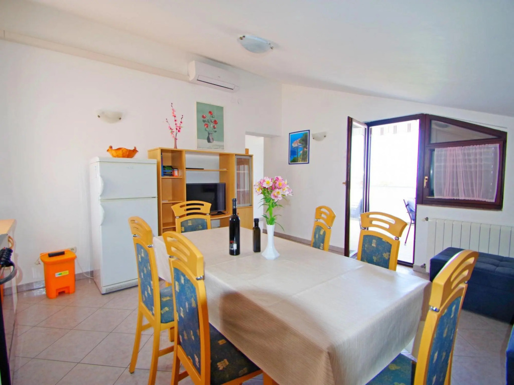 Relaxing Apartment in Banjole With Shared Pool