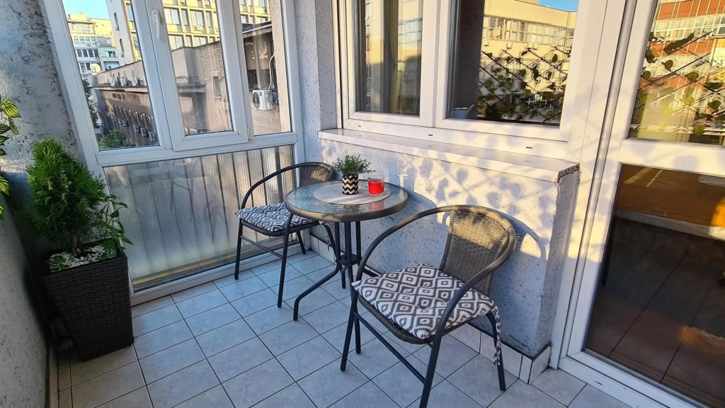 Windows City Apartment