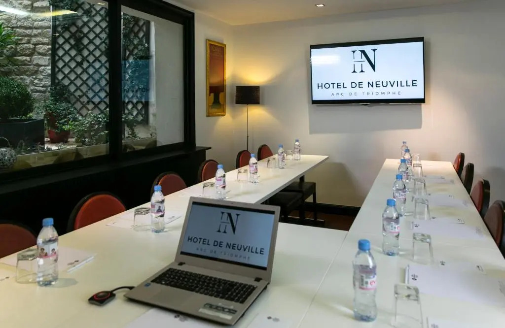 Hotel de Neuville Arc de Triomphe