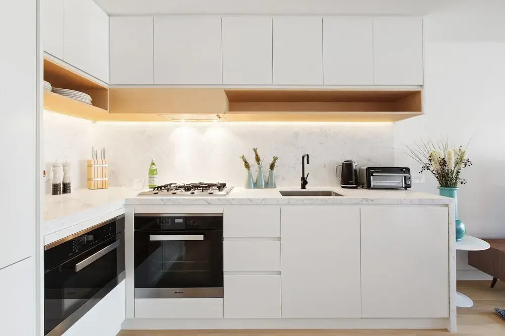 Chic 1-bed With a Sleek Balcony Near Shops