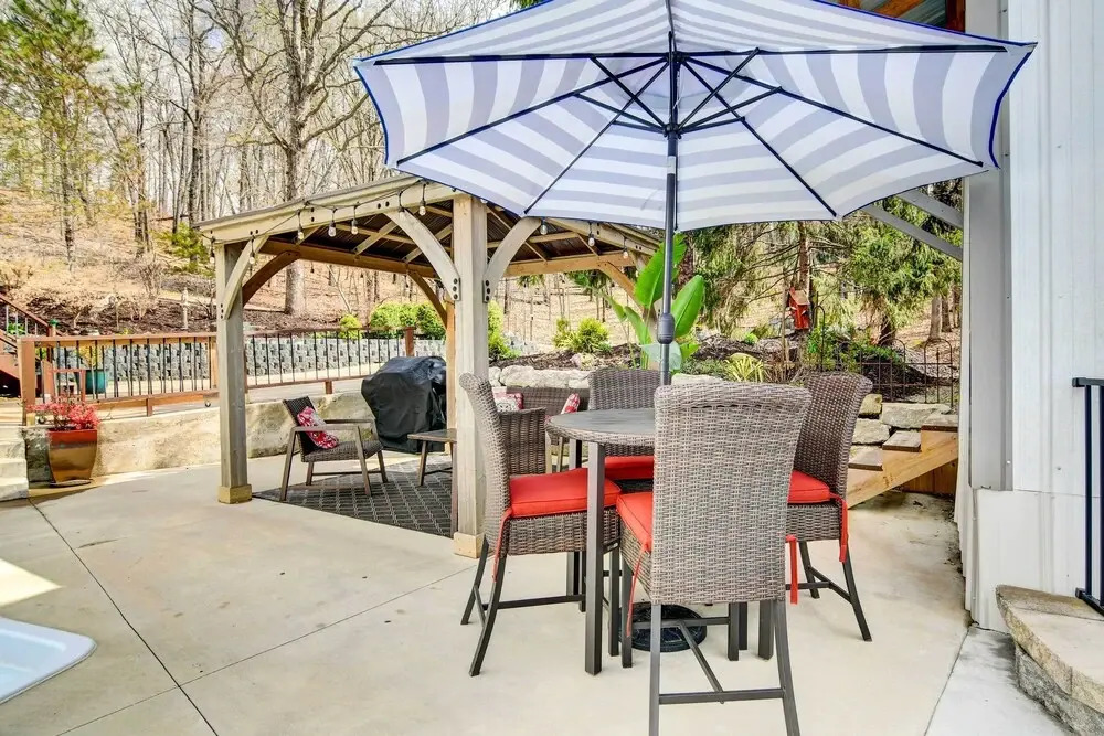 Hot Tub and Game Room! Secluded Branson Escape