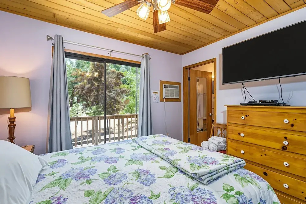 The Hideout - Pet Friendly - The Perfect Spot for a Relaxing Yosemite Vacation by Yosemite Region Resorts