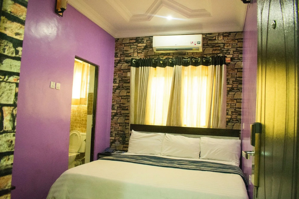 Crestviewers Hotel Ogudu
