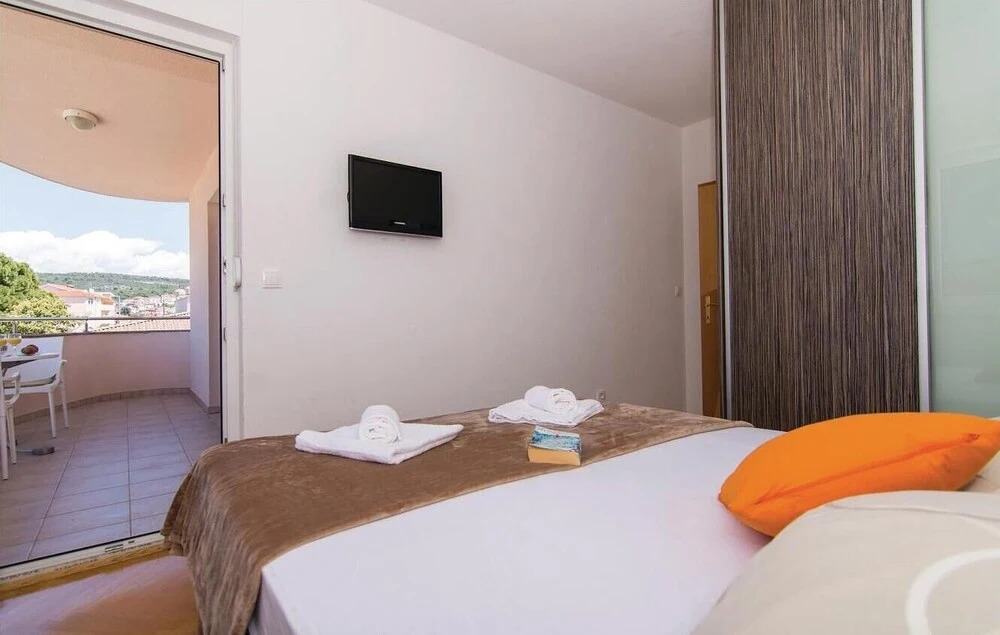 Nice Apartment in Okrug Gornji With 1 Bedrooms and Wifi