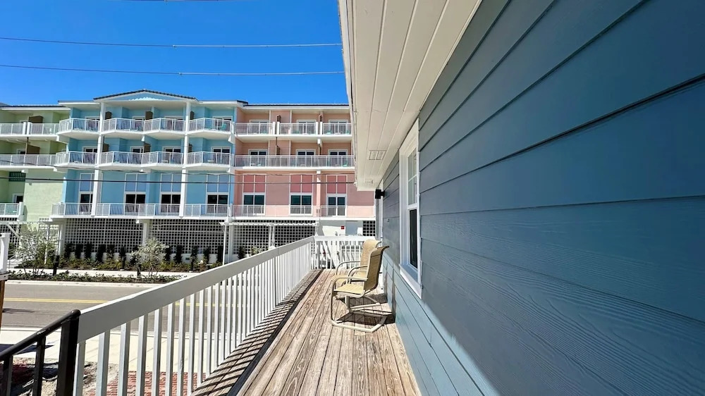 Fins Left - Next to Margaritaville