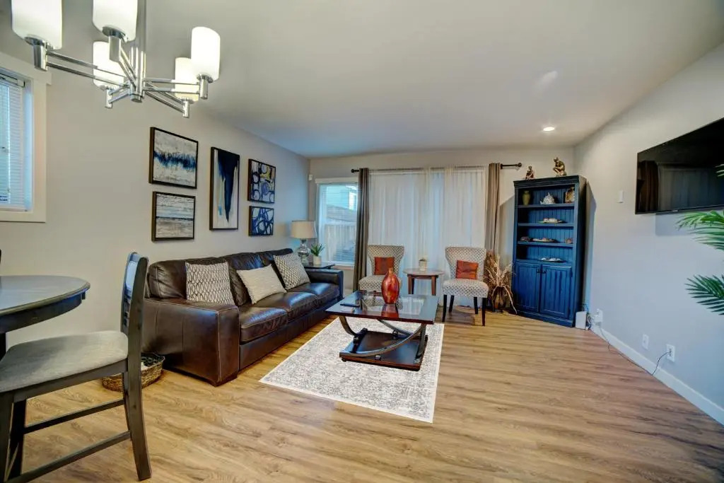 Cozy 2 Bedroom Townhouse in Northgate