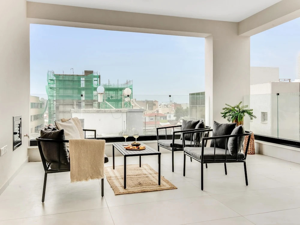 Sanders Premier - Lovely 2 bdr apt With Balcony