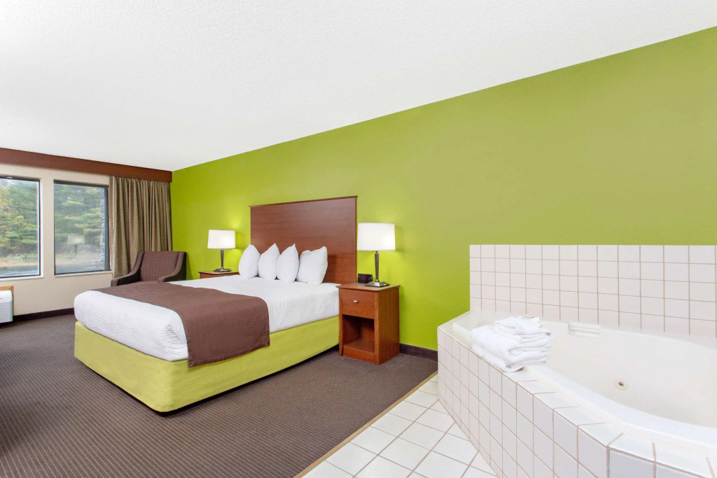 Coratel Inn & Suites by Jasper Black River Falls, WI