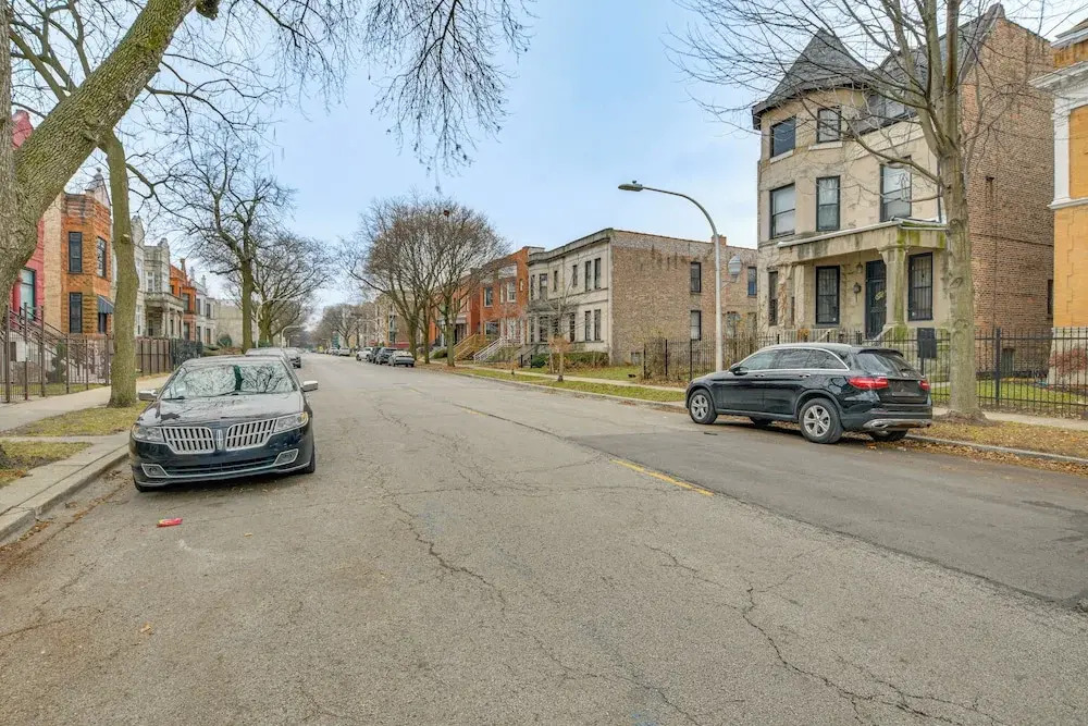 1 Mi to University of Chicago: Urban Escape!