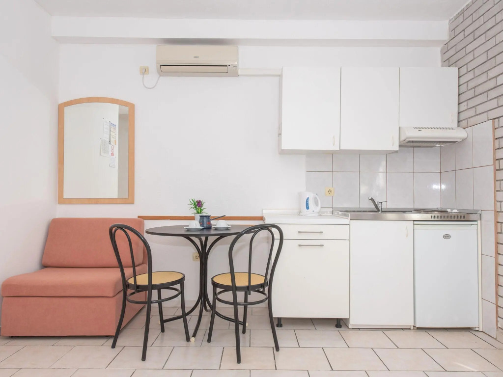 Relaxing Apartment in Okrug Gornji near Mavarstica Beach