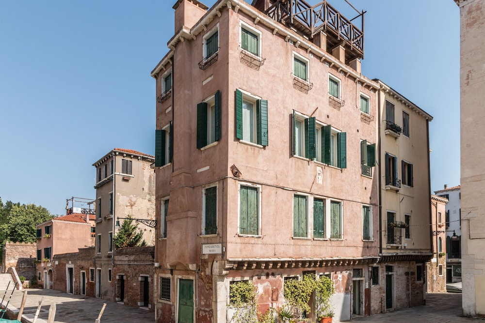7 Windows on Venice