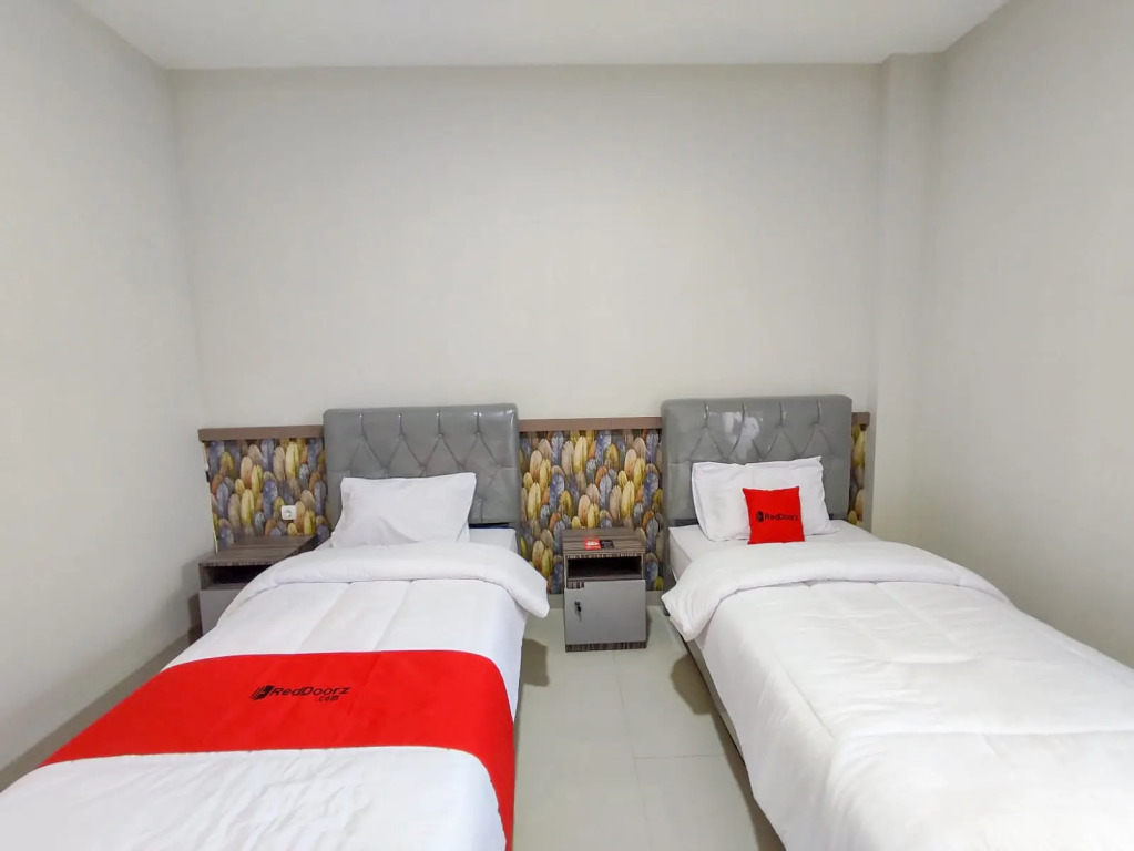 RedDoorz Syariah near GOR Satria Area