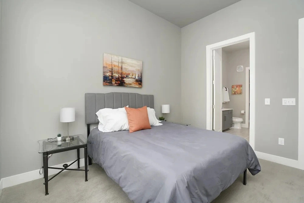 1 BR and 2 BR near Downtown by Frontdesk