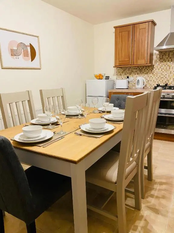 Cheerful home near City Centre,Station& RaceCourse