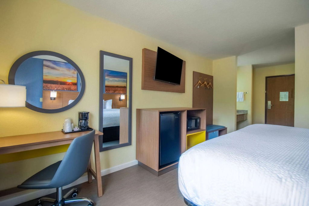 Days Inn by Wyndham Evansdale Waterloo