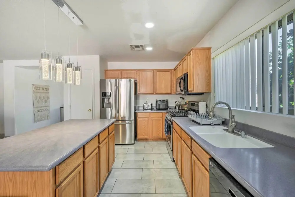 2 Mi to State Farm Stadium! Family-friendly Home
