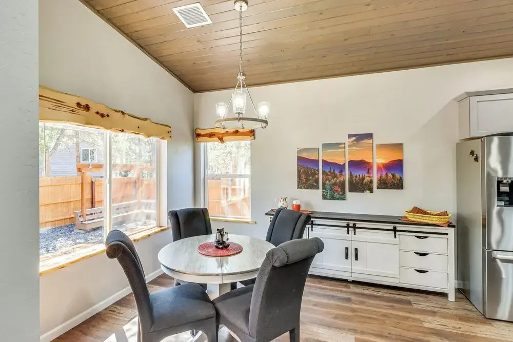 Hot Tub & Outdoor Living: Relaxing Show Low Cabin