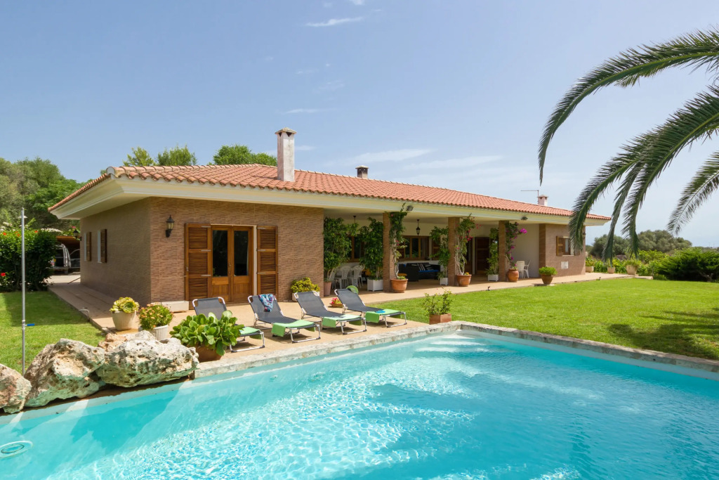 Villa Son Tretze by Villa Plus