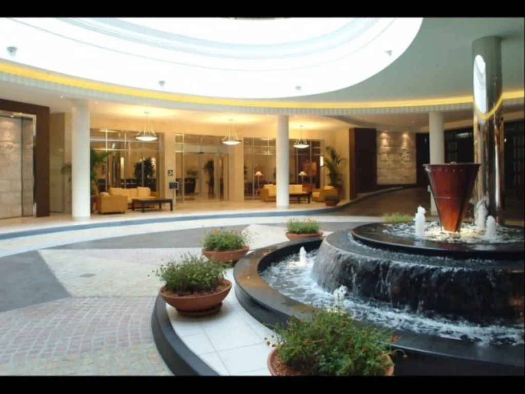 Chevron Renaissance - HR Surfers Paradise