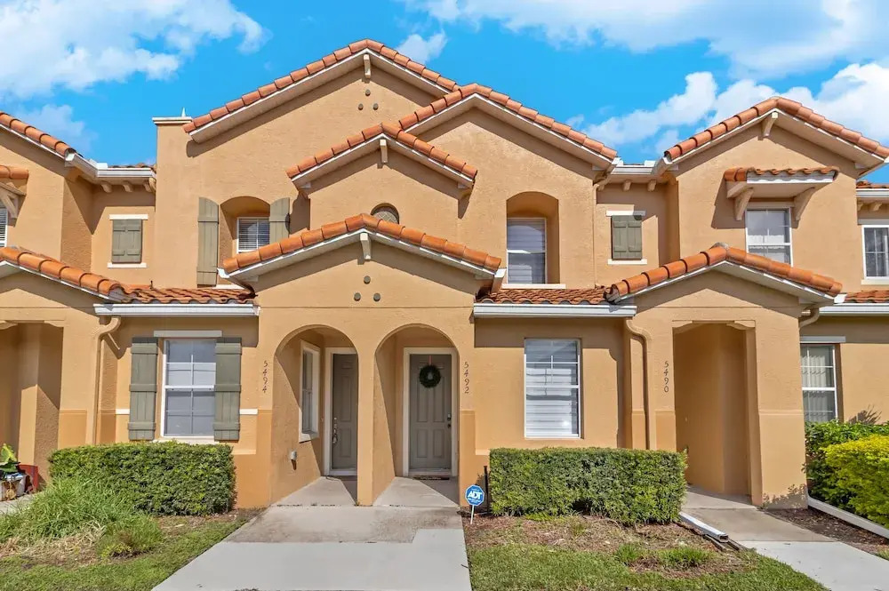Just 10 Mins From Disney and Walking Distance to Outlets & Restaurants