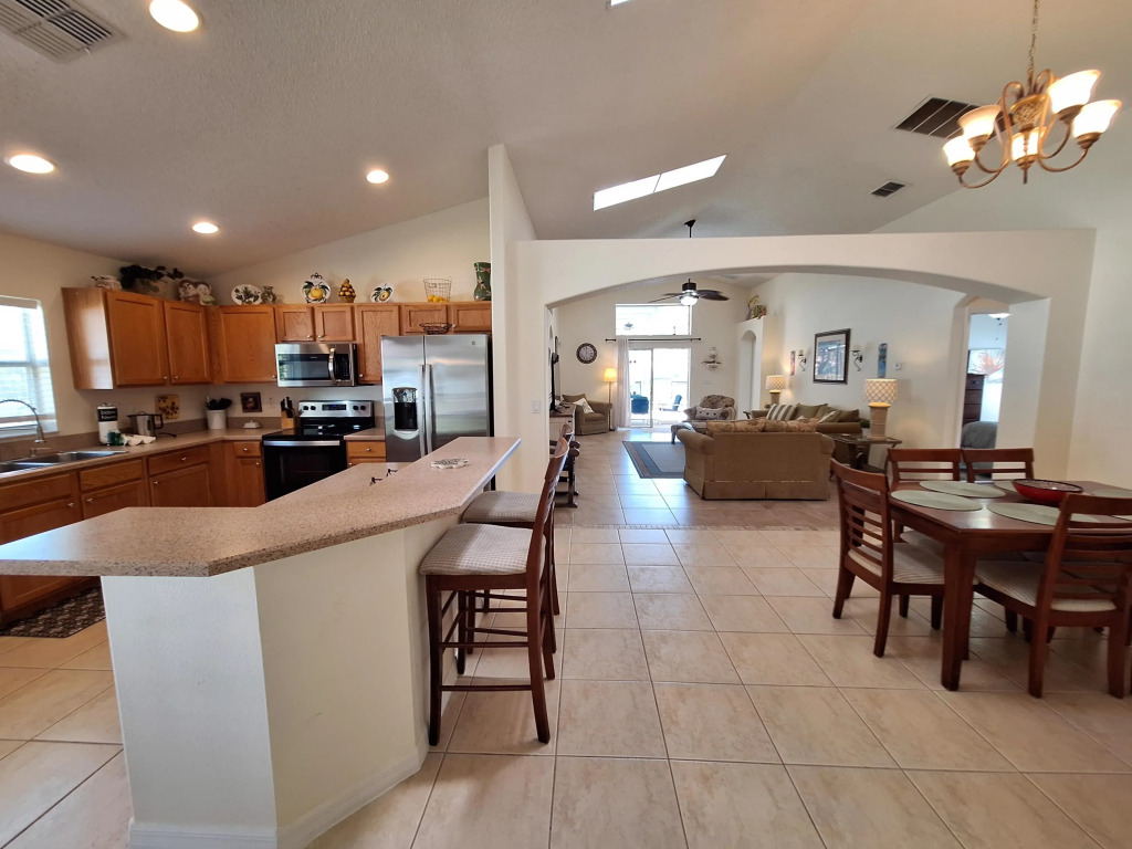 5/4 pool home with large pool deck and spa, Clermont, US