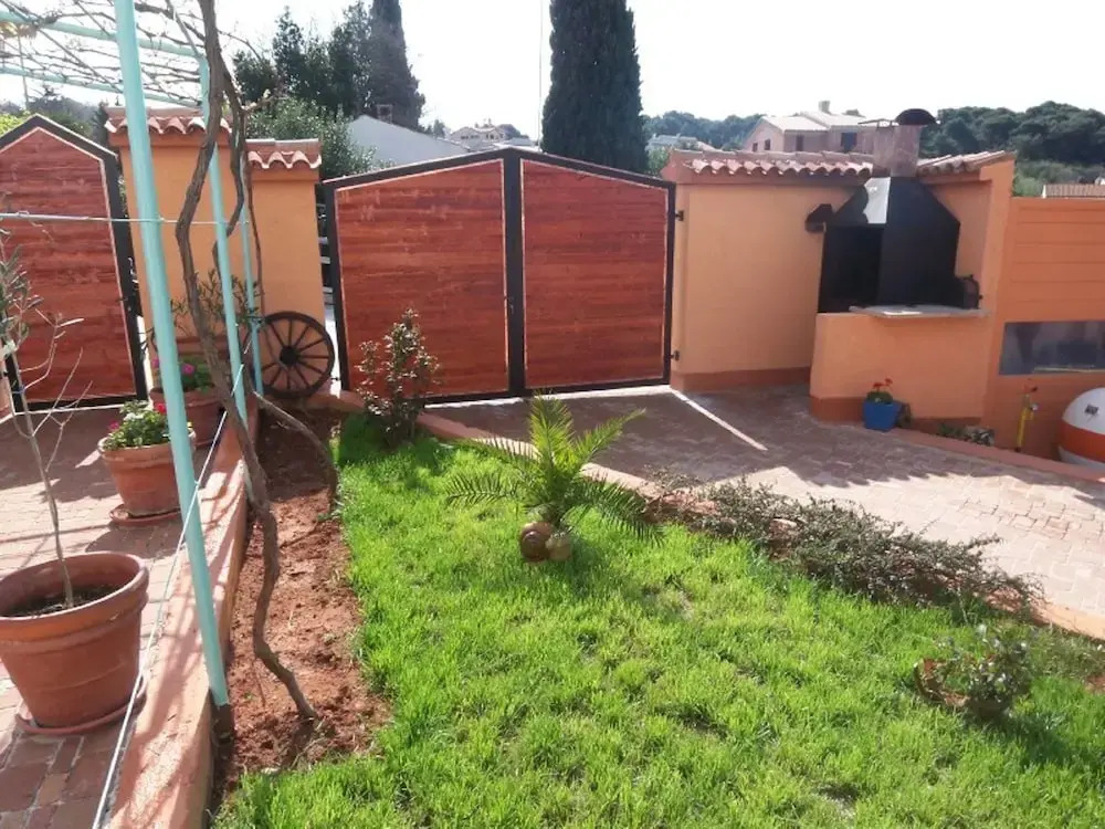 Nice Bungalow With Shared Swimming Pool and Enclosed Garden With Bbq, Pula 5 km Away
