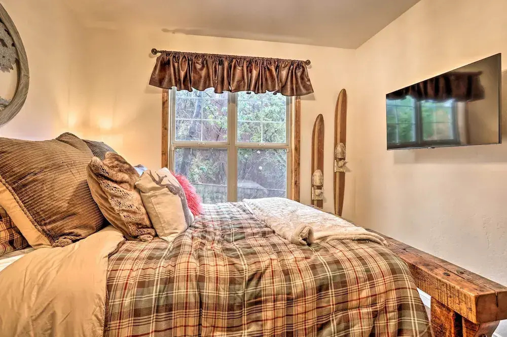 Near Bear Mountain & Big Bear Lake: Gem w/ Hot Tub