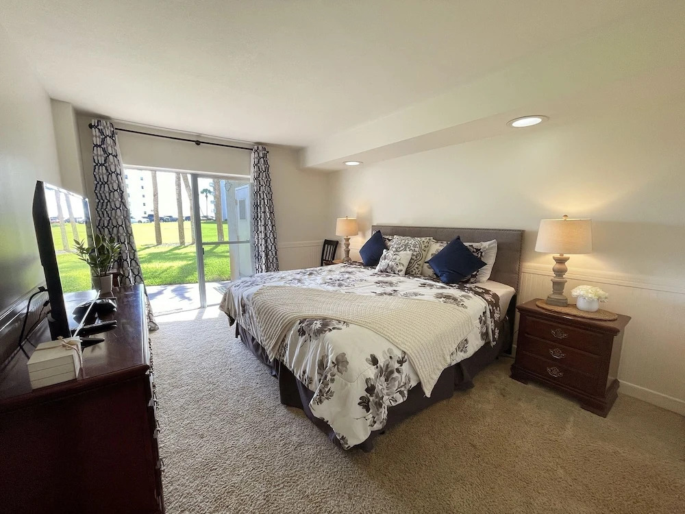 114 El Matador 1 Bedroom Condo by RedAwning