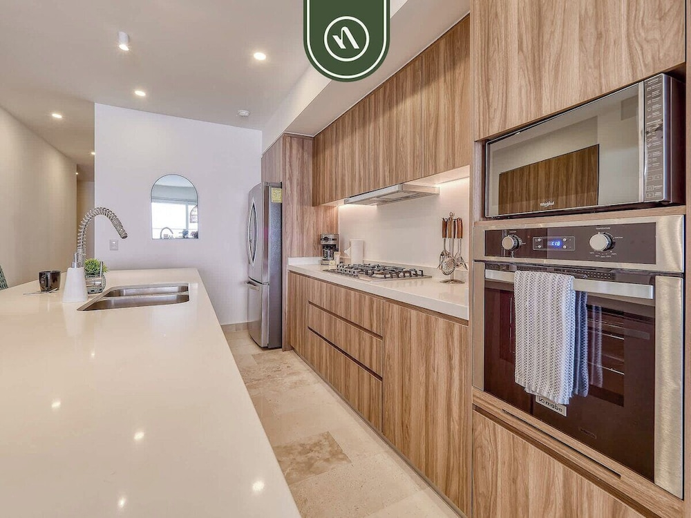 Luxury Oceanfront 3 BR Condo - Pools