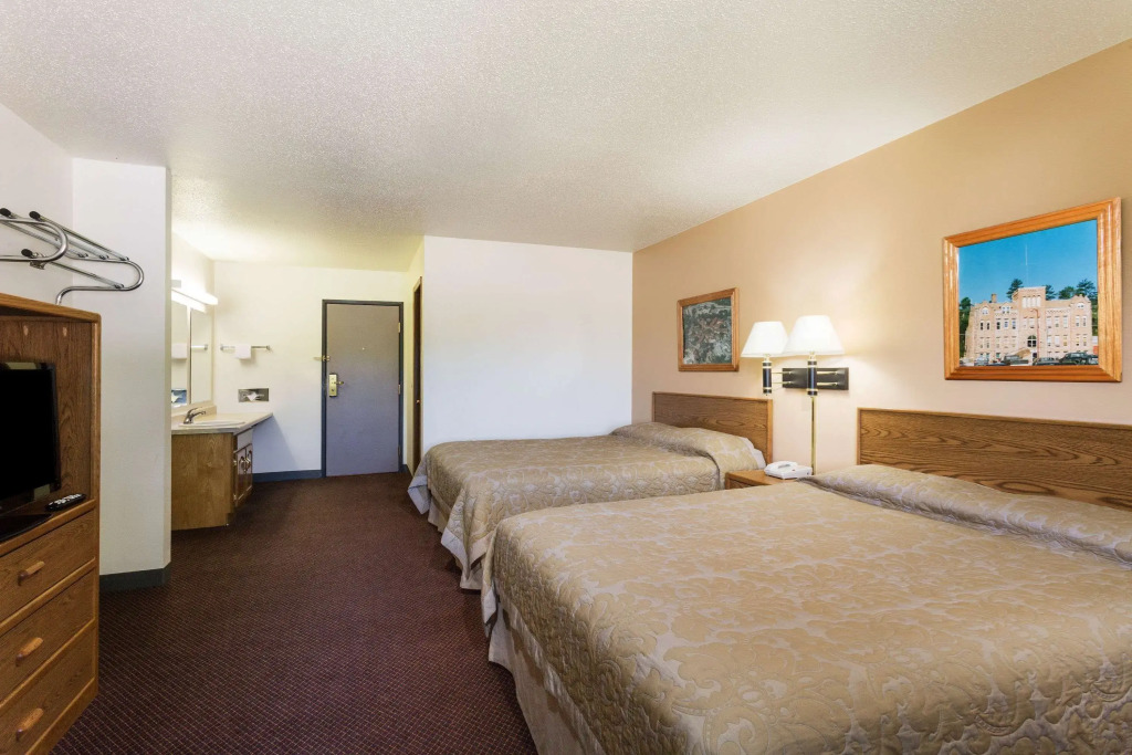 Super 8 by Wyndham Hot Springs