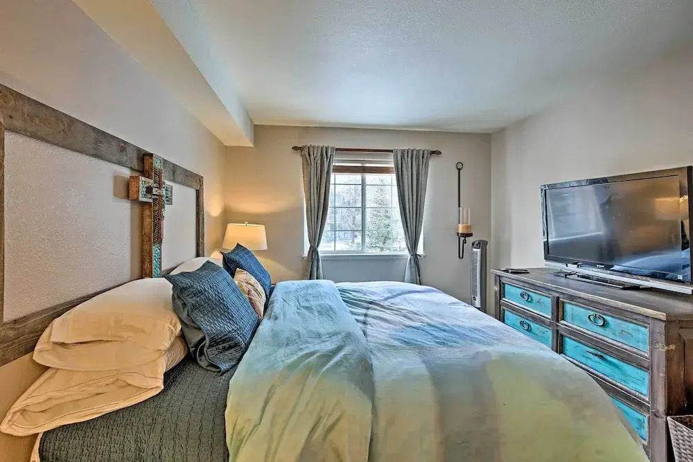 Steamboat Springs Condo w/ Hot Tub & Ski Bus!
