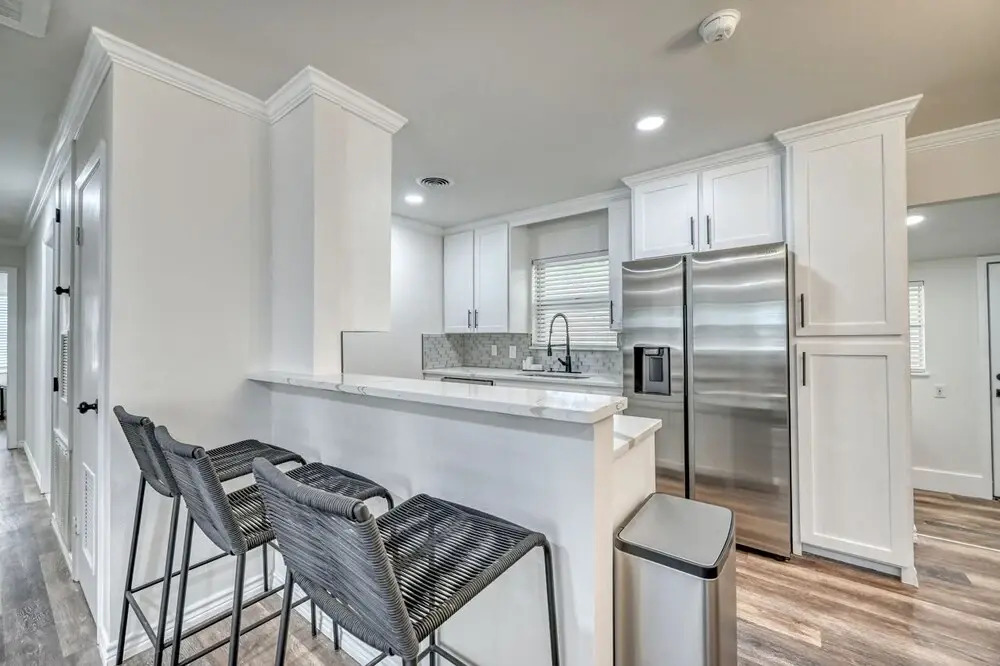 Stunning Home 3 min to Main W/hot tub and Firepit!