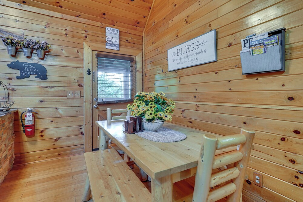 The Dreamer's Nest Sevierville Cabin w/ Hot Tub!