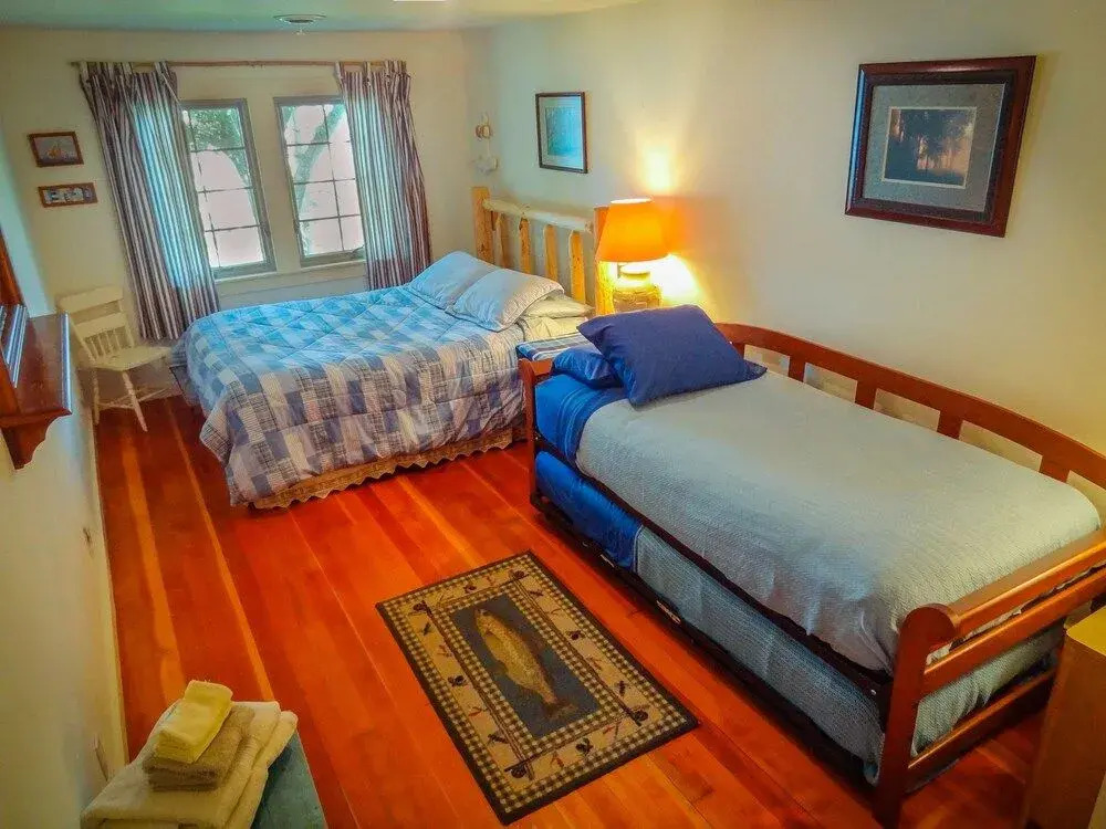 Lake Ripley Lodge w Lake Front Rooms, Grand Porch, Kayaks & Paddleboard