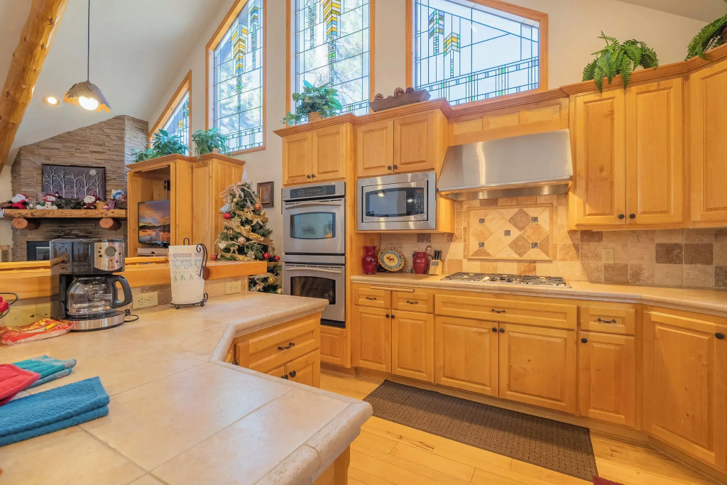 Bearfoot Bungalow - Premium and spacious home close to the National Forest and The Village